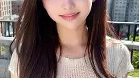 窦骁与赌王女儿何超莲牵手同行，深情眼神成焦点